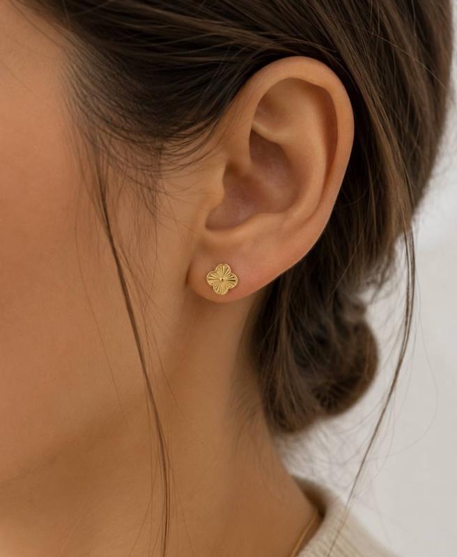 گوشواره زنانه طلا ۱۸ عیار گوشواره میخی ونکلیف تراش گالری کاژه گلد