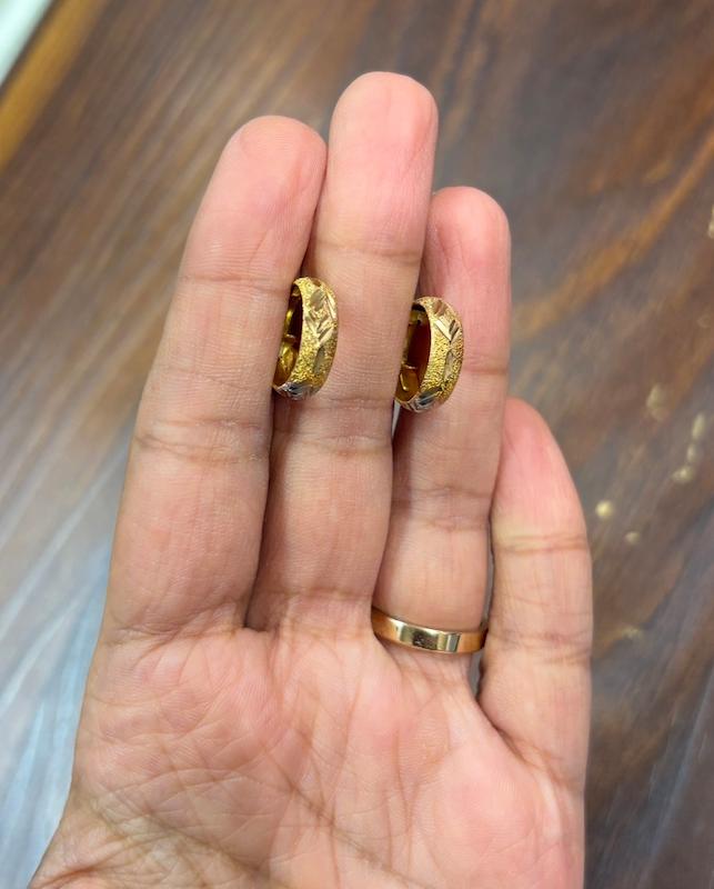 گوشواره طلا ۱۸ عیار گوشواره حلقه ای تراش دار بدون اجرت گالری طلای فلور گالری طلای فلور