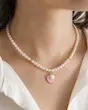 گردنبند زنانه طلا ۱۸ عیار گردنبند چوکر همراه با آویز صدف و گوی مروارید صورتی ری گلد