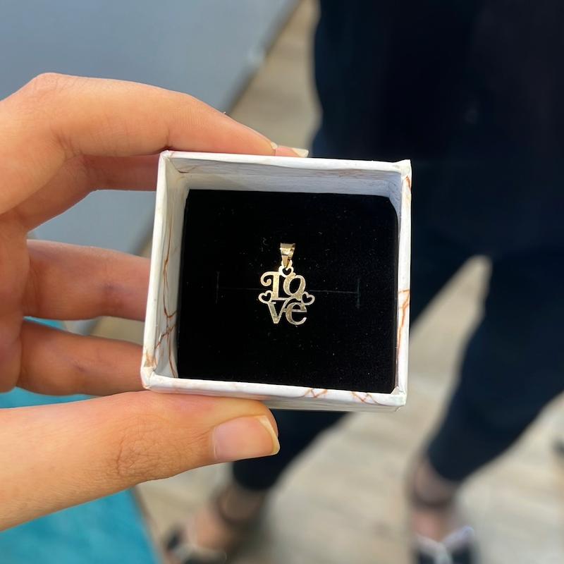 آویز زنانه طلا ۱۸ عیار Love گالری طلای ایرانه