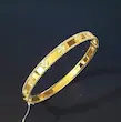 بنگل زنانه طلا ۱۸ عیار دستبند مدل ونکلیف زرد نگیندار(وزن سنگ کسر شده)قطر بزرگی۵.۸ کوچک۵.۲ cm دلفین گلد گالری