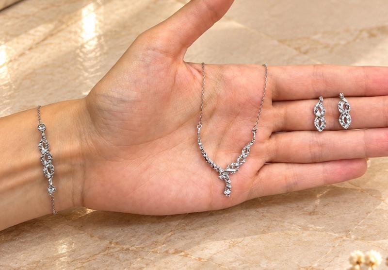 سرویس زنانه طلا ۱۸ عیار سرویس تراشدار سفید کم اجرت گالری طلای فلور گالری طلای فلور