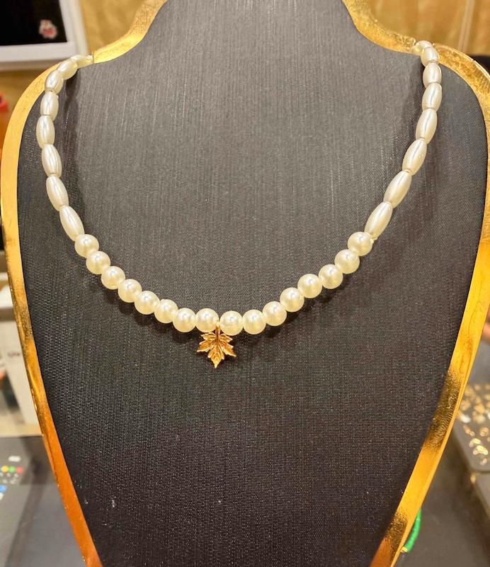 گردنبند زنانه طلا ۱۸ عیار چوکر برگ پاییزی مرواریدی گالری طلای آژو