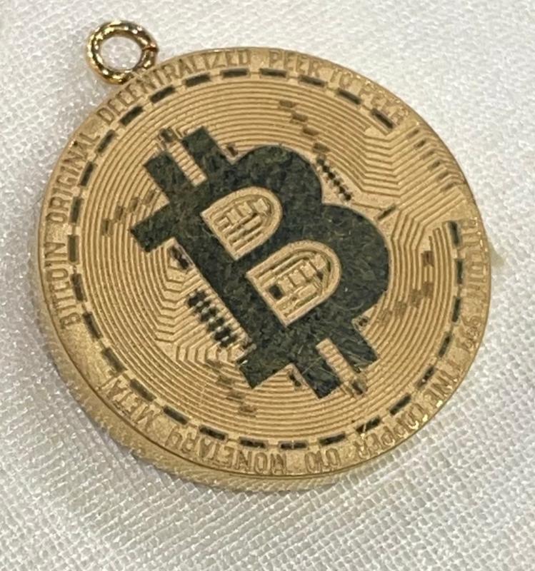 آویز طلا ۱۸ عیار بیت کویین گالری طلای  آرین