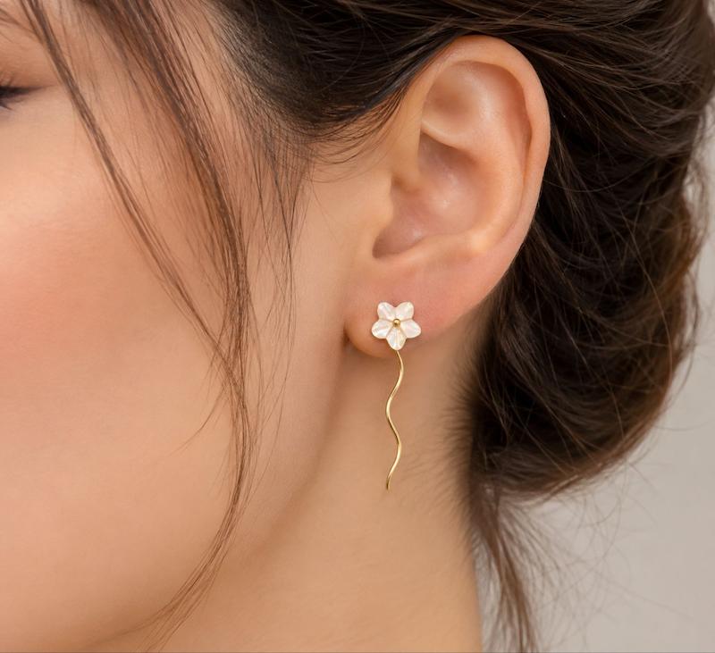 گوشواره زنانه طلا ۱۸ عیار گوشواره کرلی صدفی گالری طلای مدهوش
