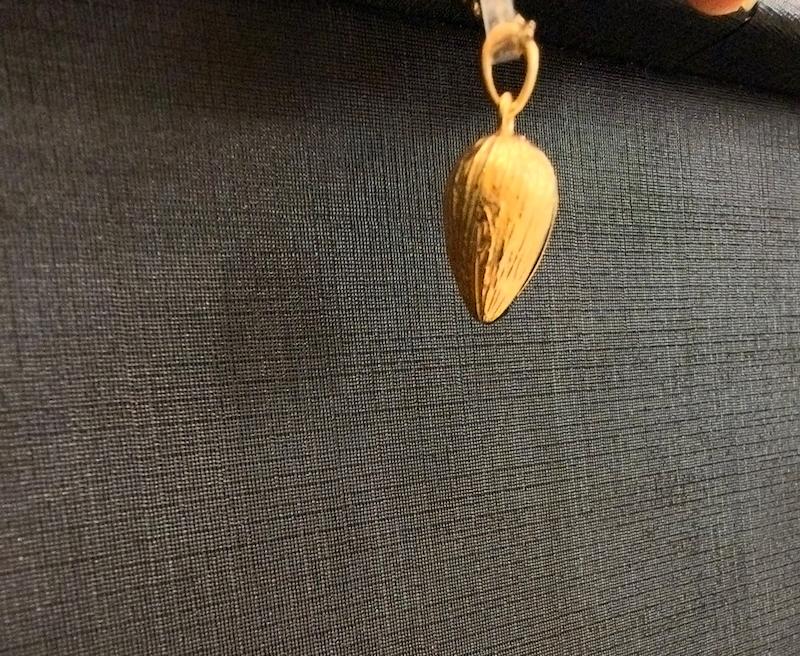 آویز زنانه طلا ۱۸ عیار پسته(کسرسنگ) گالری طلای آژو