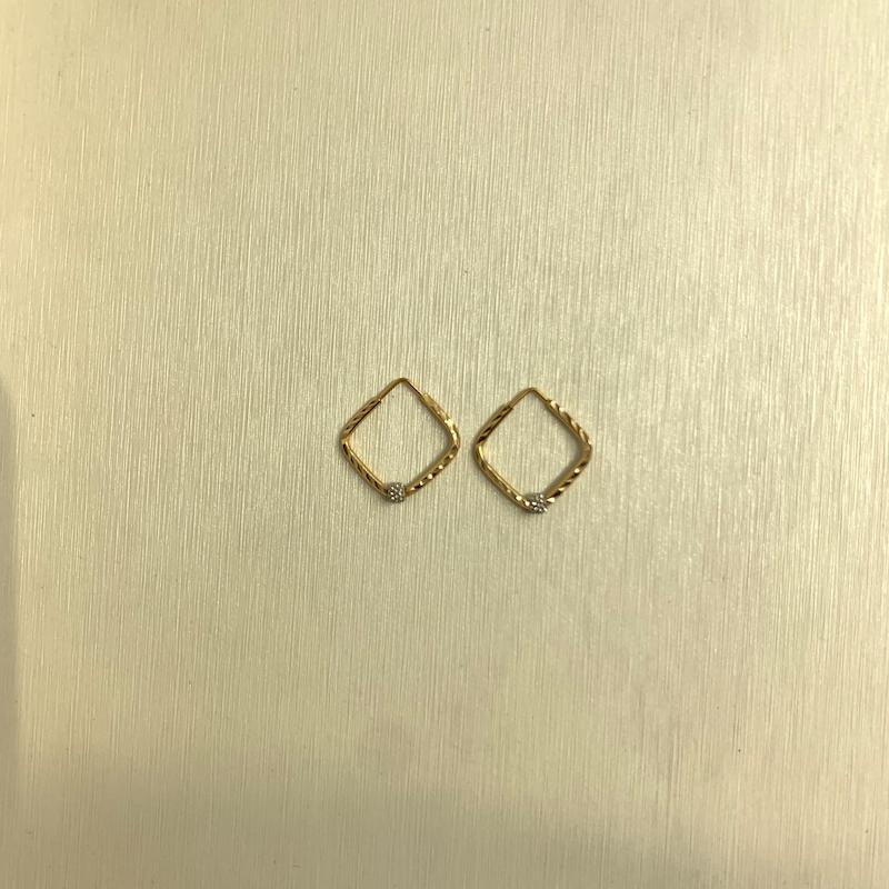 گوشواره طلا ۱۸ عیار سوزنی مربعی گالری جواهری مهربان