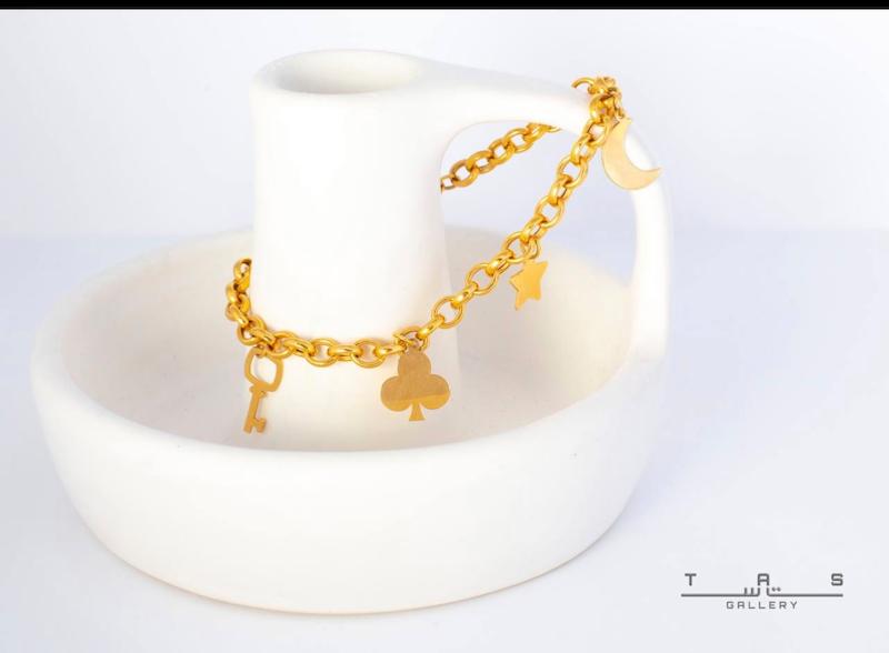 دستبند طلا ۱۸ عیار دستبند آویز دار تاس گالری