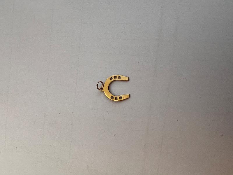 آویز طلا ۱۸ عیار لیزری نعل تاس گالری