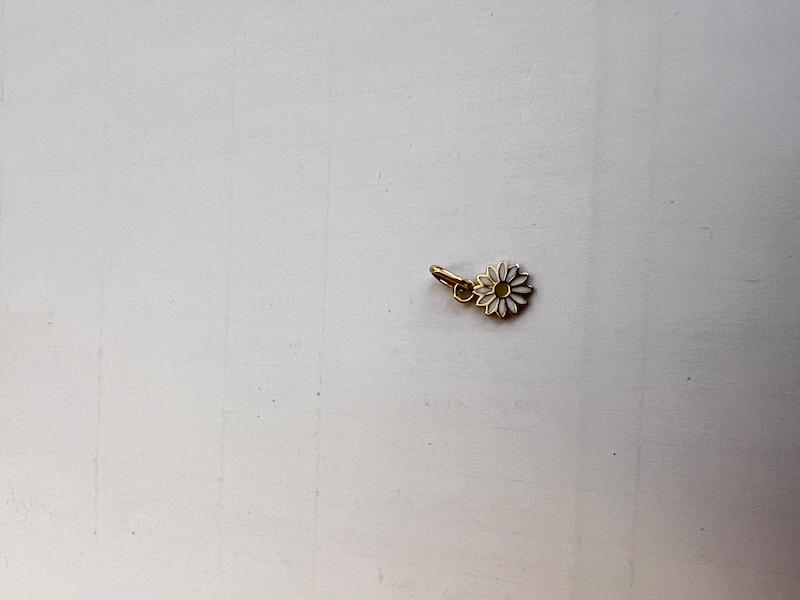 آویز طلا ۱۸ عیار مینا بابونه تاس گالری