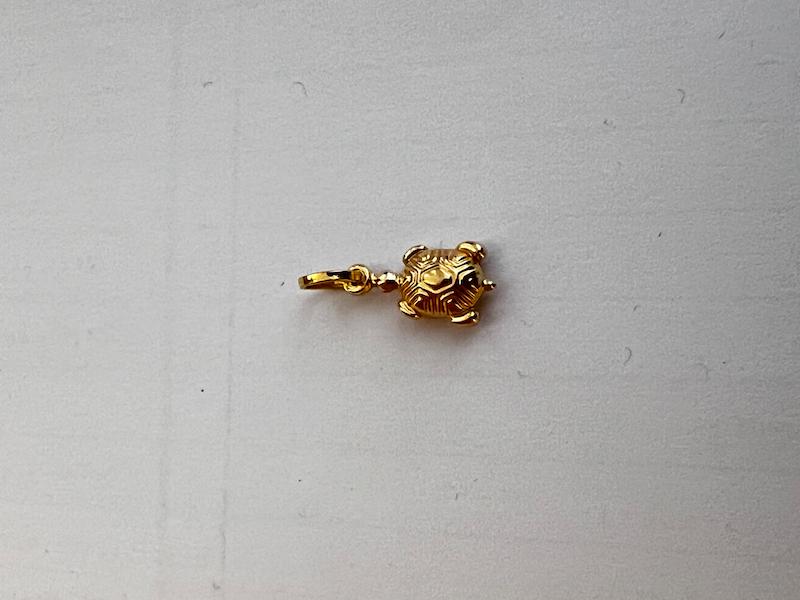 آویز طلا ۱۸ عیار لاکپشت تاس گالری