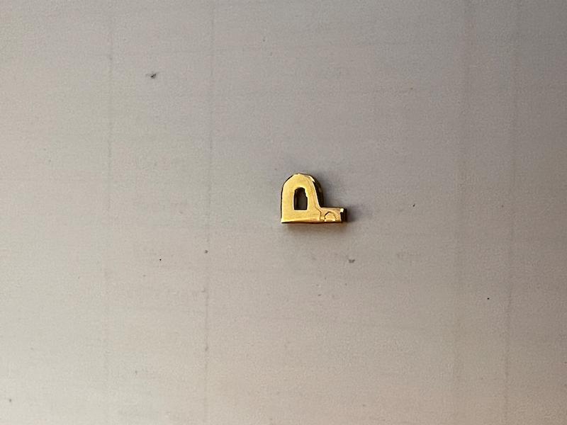 آویز طلا ۱۸ عیار P تاس گالری