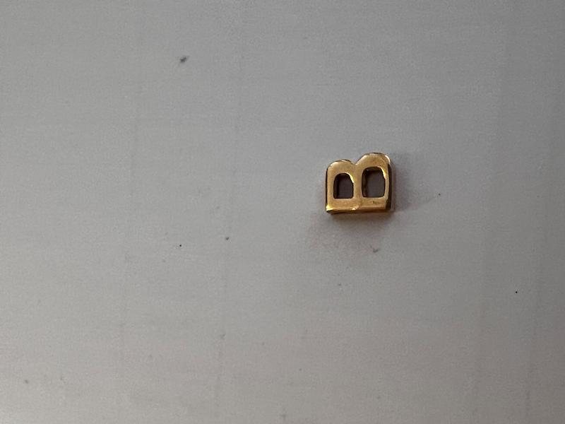 آویز طلا ۱۸ عیار B تاس گالری