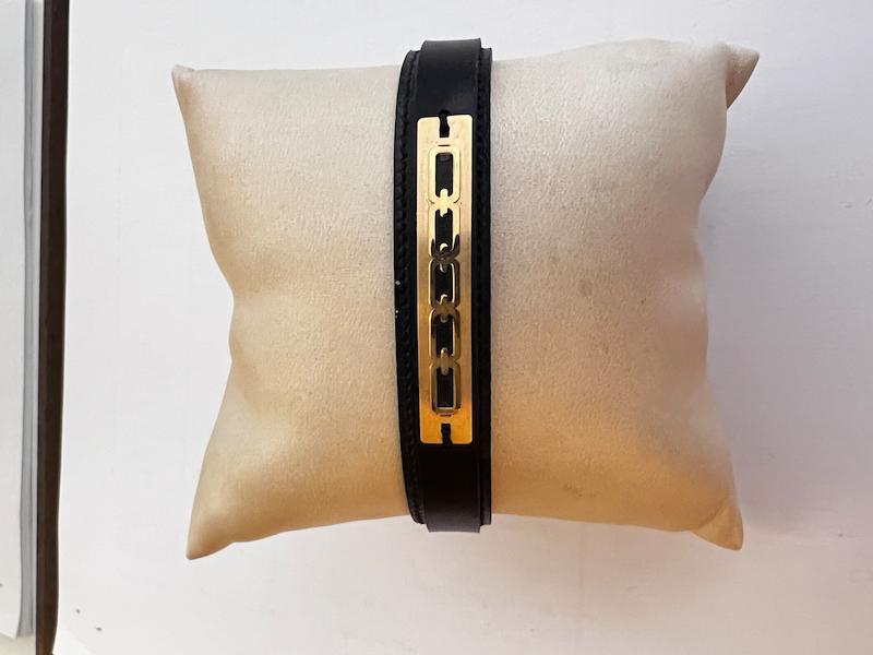 دستبند طلا ۱۸ عیار چرمی تاس گالری