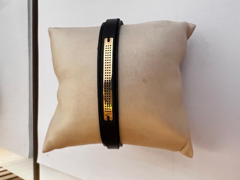 دستبند طلا ۱۸ عیار چرمی تاس گالری