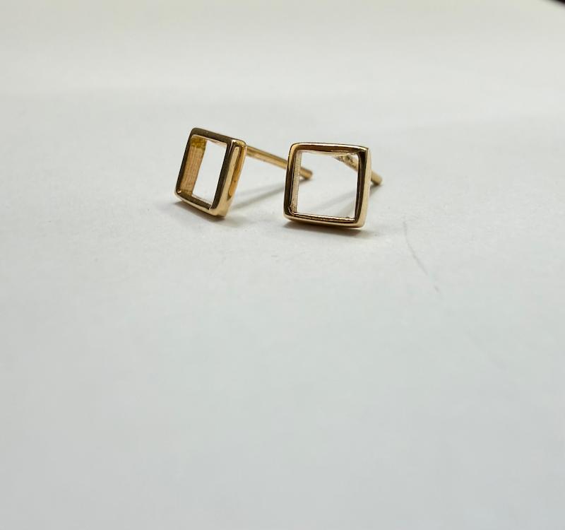 گوشواره زنانه طلا ۱۸ عیار گوشواره میخی مربع تو خالی گالری کیامهر