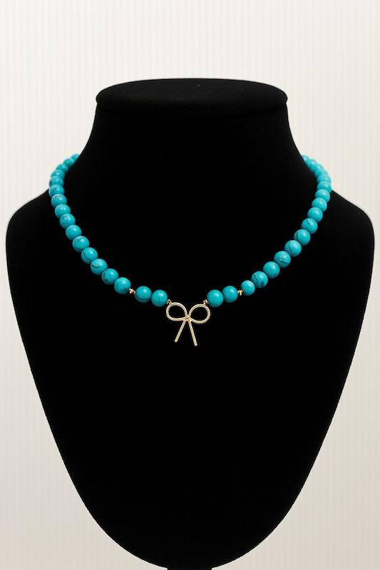 گردنبند زنانه طلا ۱۸ عیار گردنبند فیروزه غیر اصل با پلاک طلای پاپیون و گوی طلا گالری مینا‌جان