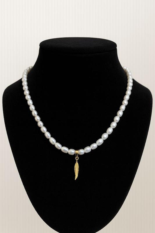 گردنبند زنانه طلا ۱۸ عیار گردنبند مروارید پرورشی با پلاک پر گالری مینا‌جان