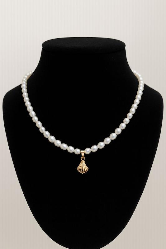 گردنبند زنانه طلا ۱۸ عیار گردنبند مروارید پرورشی با پلاک طلا صدف گالری مینا‌جان