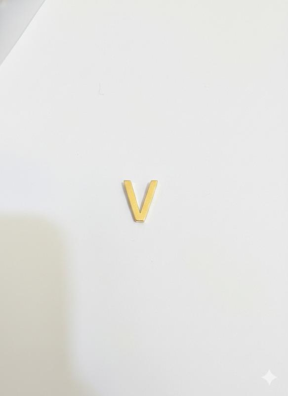 آویز زنانه طلا ۱۸ عیار حرف سه بعدیV نی نی طلا