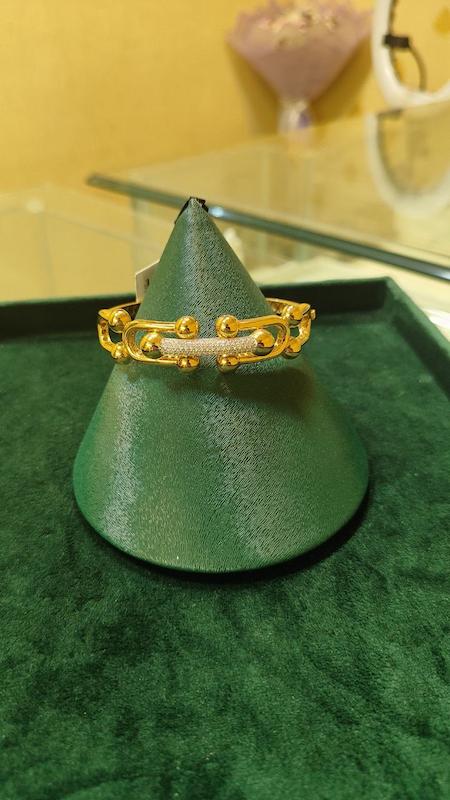 بنگل زنانه طلا ۱۸ عیار بنگل تیفانی گالری طلا و جواهر ملکی