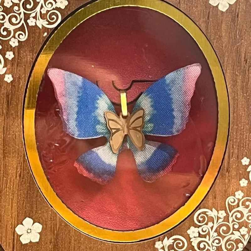 آویز زنانه طلا ۱۸ عیار پروانه گالری طلا دوران