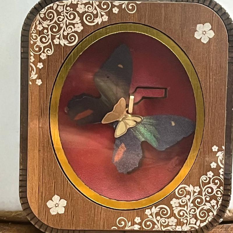 آویز زنانه طلا ۱۸ عیار پروانه گالری طلا دوران