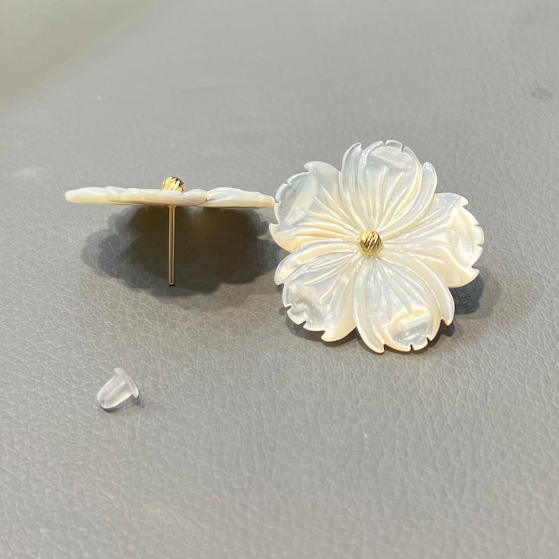 گوشواره زنانه طلا ۱۸ عیار گوشواره گل صدفی درشت گالری زرنوش