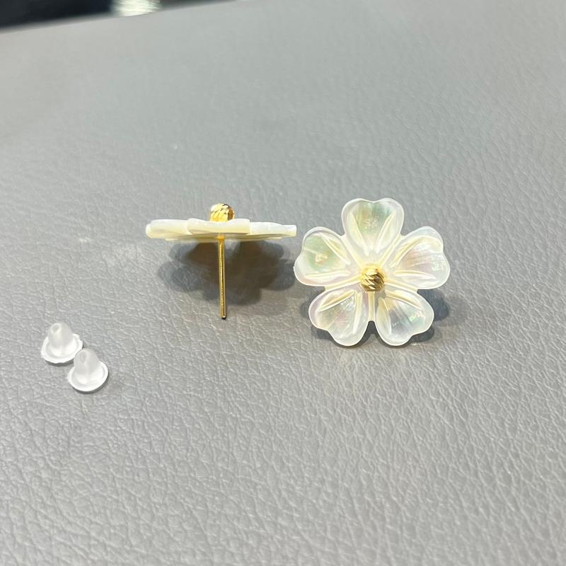 گوشواره زنانه طلا ۱۸ عیار گوشواره گوی البرنادو و گل صدفی متوسط گالری زرنوش