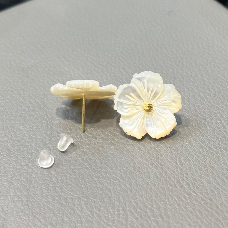 گوشواره زنانه طلا ۱۸ عیار گوشواره گل صدفی و گوی البرنادو متوسط گالری زرنوش