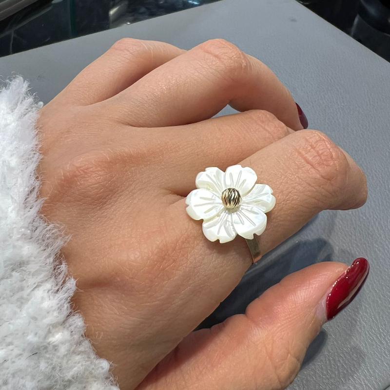 انگشتر زنانه طلا ۱۸ عیار انگشتر گوی البرنادو گل صدفی متوسط گالری زرنوش