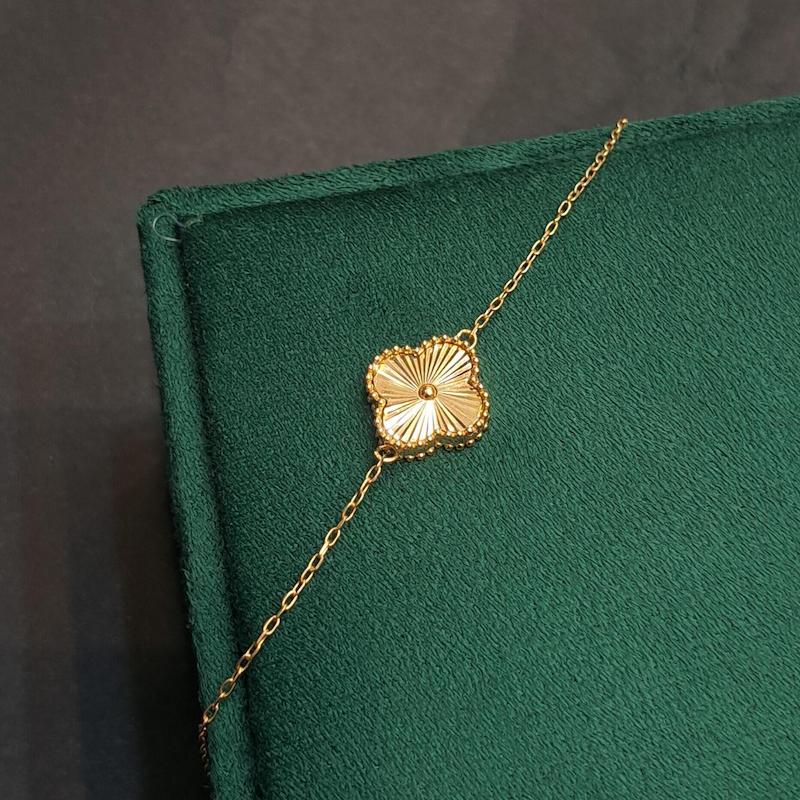 دستبند زنانه طلا ۱۸ عیار دستبند ونکریف تراش گالری حامی گلد