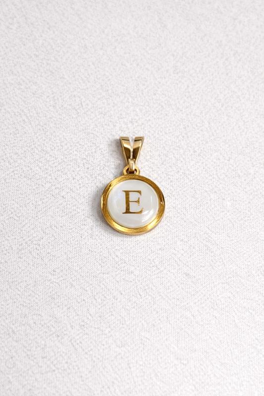 آویز زنانه طلا ۱۸ عیار سوارفسکی حروف E گالری مینا‌جان