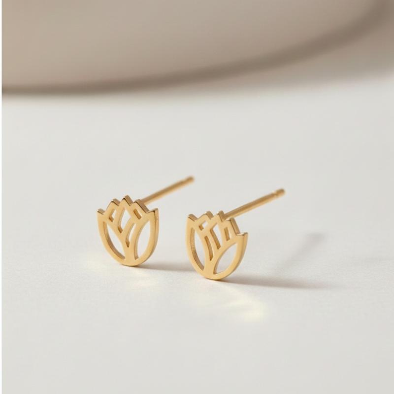 گوشواره زنانه طلا ۱۸ عیار گل مرداب میخی گالری شمش طلا