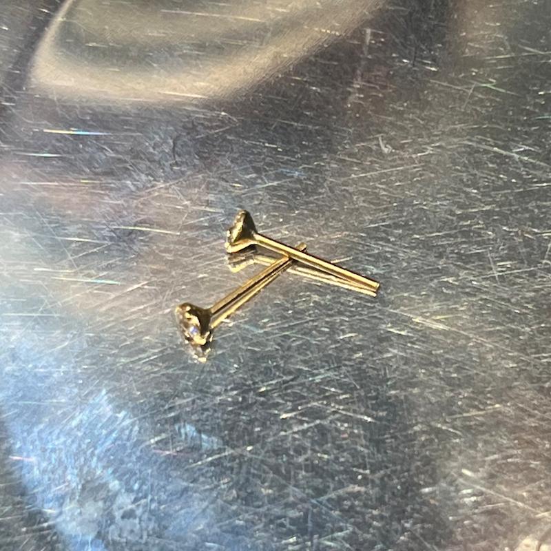 گوشواره زنانه طلا ۱۸ عیار گوشواره میخی تک نگین گالری زرنوش