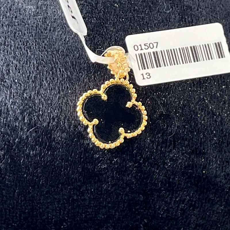 آویز زنانه طلا ۱۸ عیار آویز مشکی ونکلیف گالری طلای زمرد(حسینی)