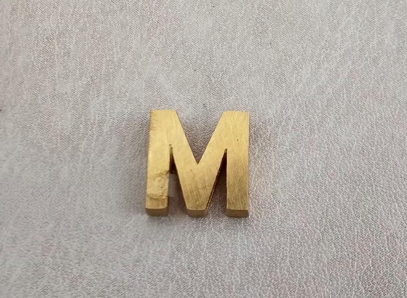 آویز طلا ۱۸ عیار مدال حروف M ایلیا گالری