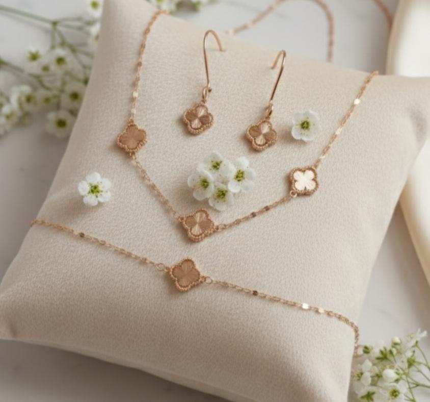 سرویس زنانه طلا ۱۸ عیار ونکلیف سه گل  با زنجیر پولکی گالری شمش طلا