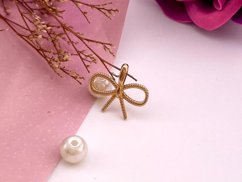 آویز زنانه طلا ۱۸ عیار آویز پاپیون مینیمال گالری یونیکا