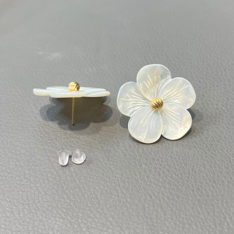 گوشواره زنانه طلا ۱۸ عیار گوشواره گوی البرنادو و گل صدفی سایز درشت گالری زرنوش