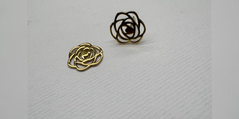 گوشواره زنانه طلا ۱۸ عیار گوشواره میخی طرح گل گالری طلای فر