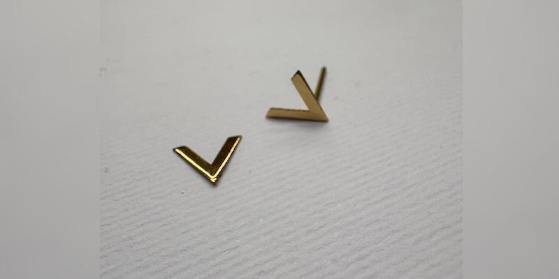 گوشواره زنانه طلا ۱۸ عیار گوشواره میخی طرح وی گالری طلای فر