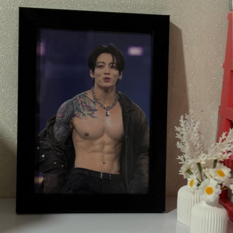 قاب دیواری سایز A5 دور مشکی جونگکوک کنسرت / Jungkook Conser