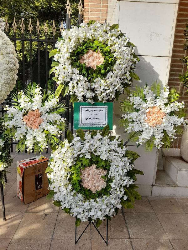 تاج گل وی آی پی 4تایی با گل های مصنوعی گلبهی و سفید مدل 12