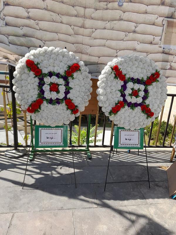 تاج گل با گل های سفید، قرمز و بنفش مصنوعی 1طبقه مدل 15