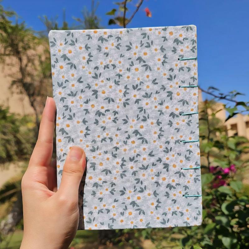 دفتر دستساز طرح بابونه زمینه آبی