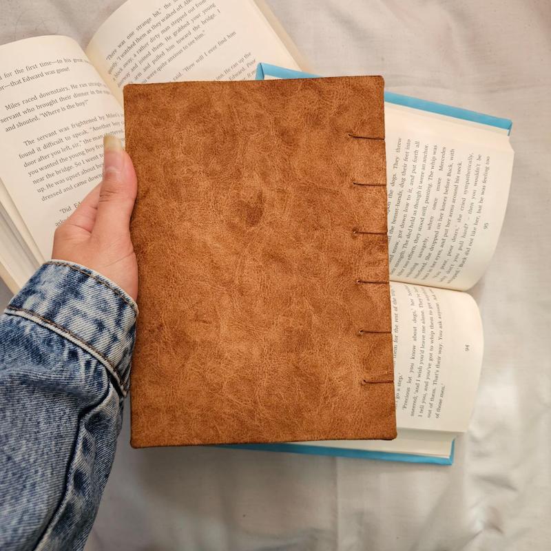 دفتر دستساز طرح قهوه‌ای ساده مخملی