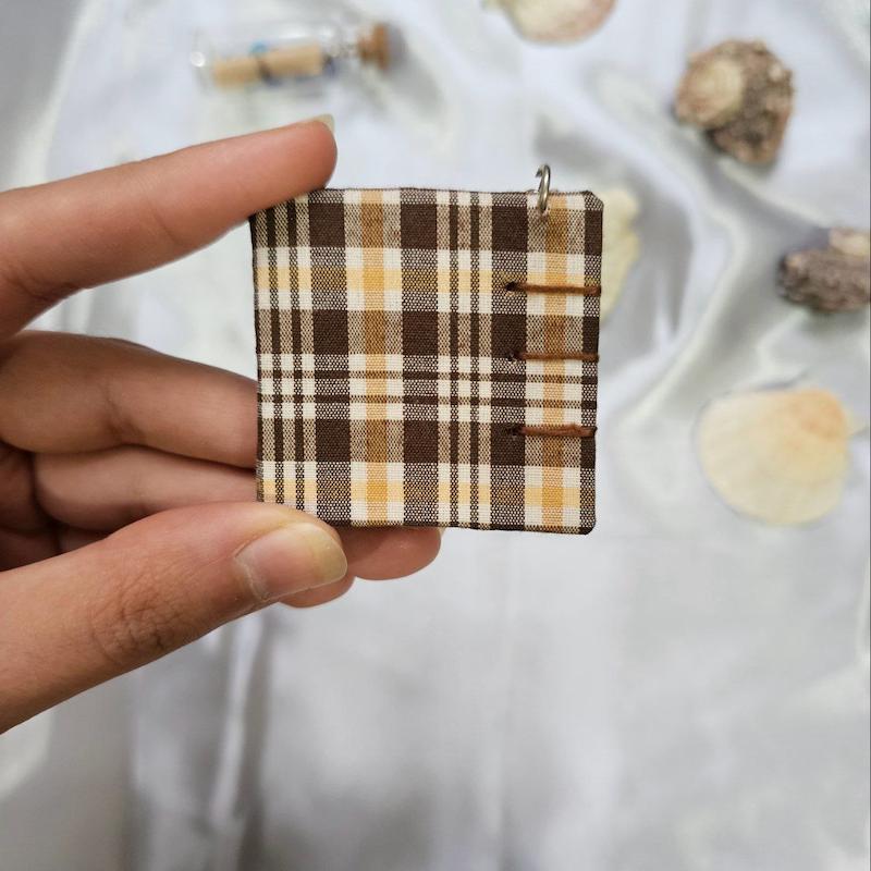 جاکلیدی دفتر طرح چهارخونه قهوه‌ای