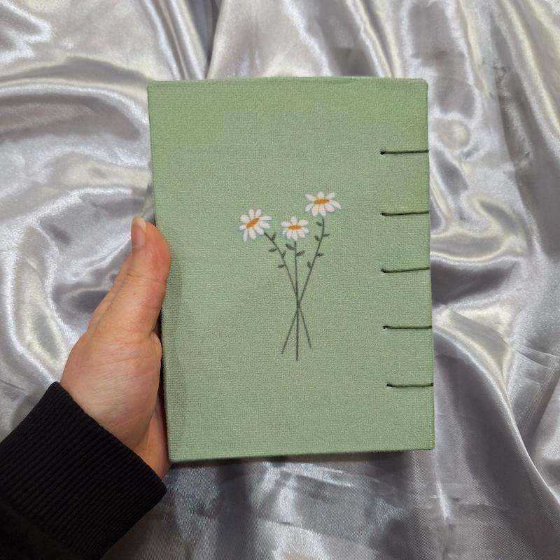 دفتر دستساز طرح بابونه زمینه سبز