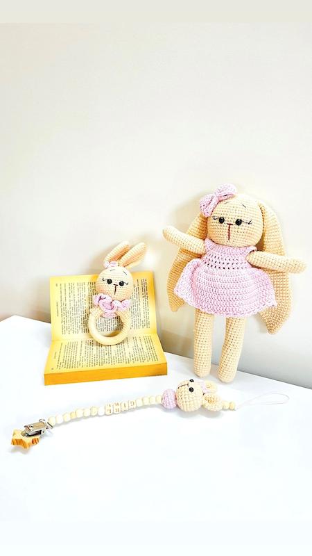 عروسک،جغجغه و بندپستونک بافت صورتی پاستلی
